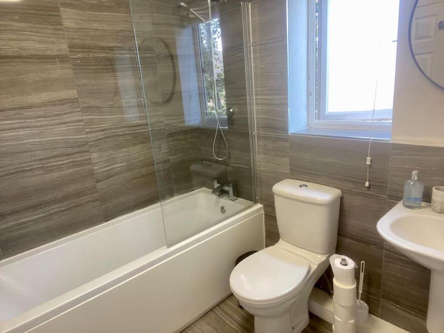 Cheerful 2-bedroom With Free Parking *