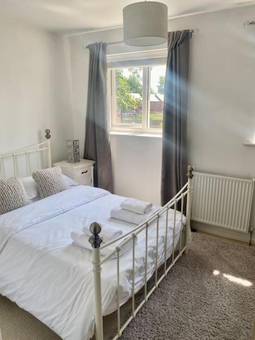 Cheerful 2-bedroom With Free Parking Holiday home *