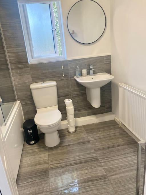 Cheerful 2-bedroom With Free Parking