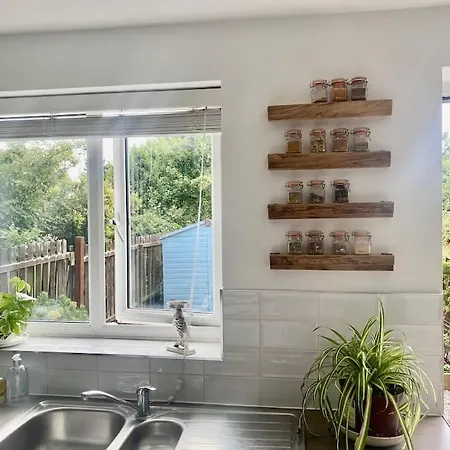 Cheerful 2-Bedroom Home With Free Parking Roughhill Exterior photo