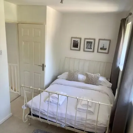 Cheerful 2-Bedroom Home With Free Parking Roughhill Exterior photo
