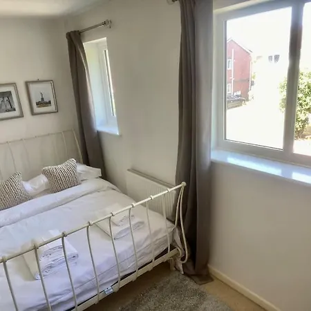 Cheerful 2-Bedroom Home With Free Parking Roughhill Exterior photo