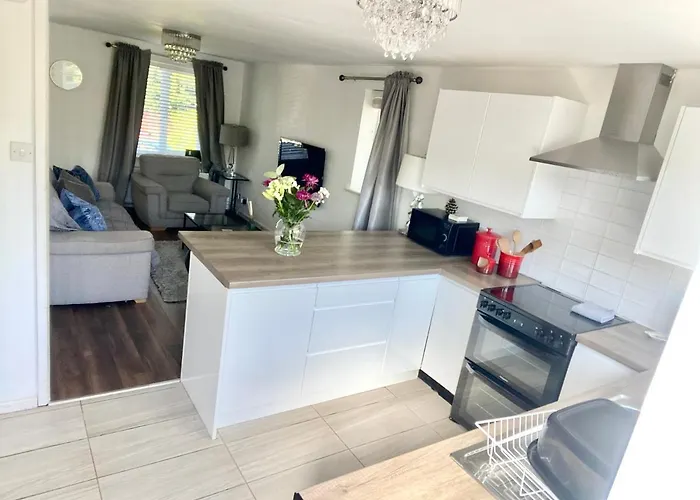 Cheerful 2-Bedroom Home With Free Parking