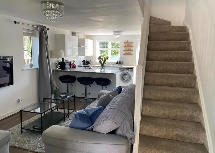 Cheerful 2-Bedroom Home With Free Parking
